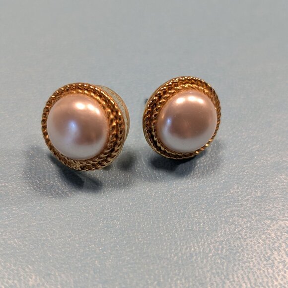 Elegant Fashion pearl stud earrings - Picture 1 of 3